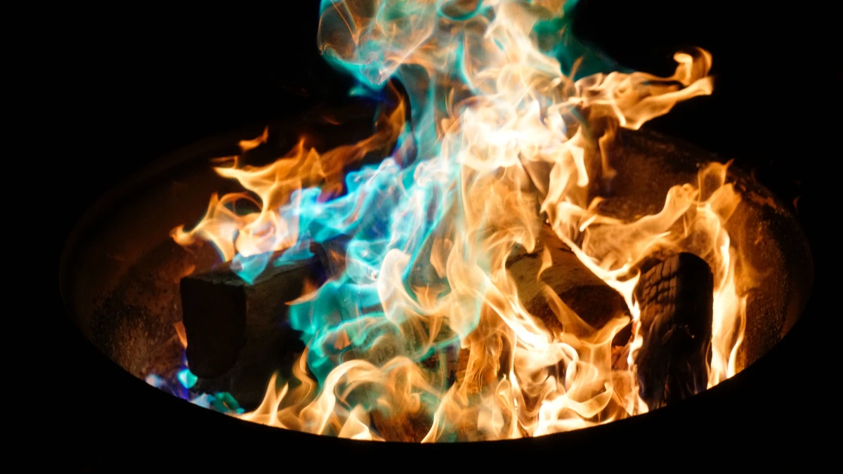 В праздничную ночь принято зажигать «костер Йоля». Фото: www.piqsels.com