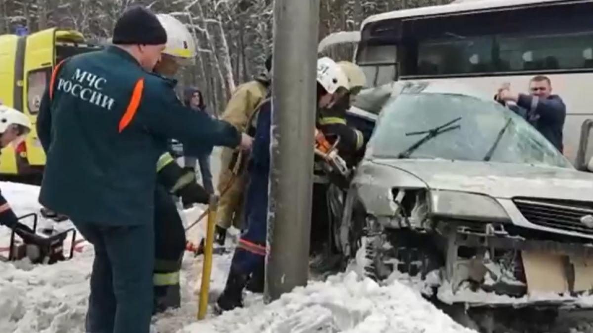 В Новосибирске на пересечении с улицей Бердского шоссе спасатели вытащили женщину из смятого в ДТП автомобиля
