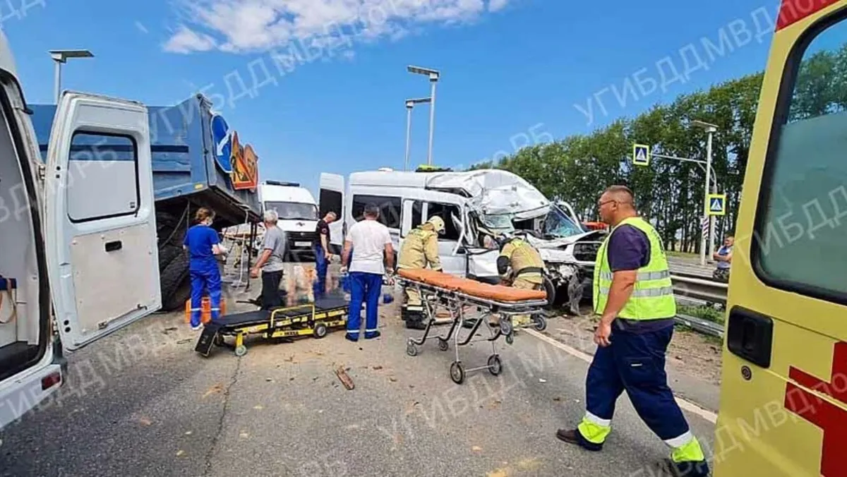 В Башкирии из-за ДТП с участием микроавтобуса и КАМАЗа погибли пять человек