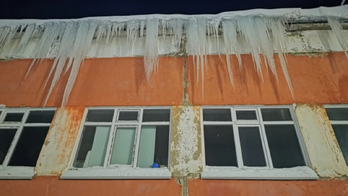 В Магадане глыба льда, рухнувшая с крыши детского садика, убила 8-летнего мальчика – видео