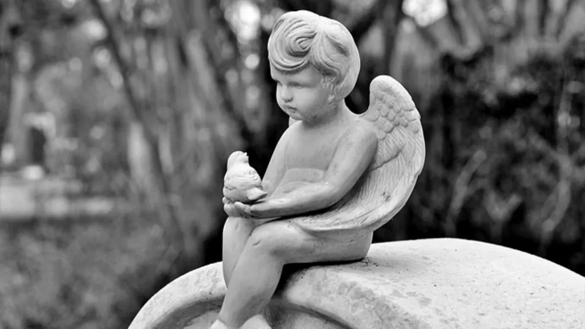 В эти дни читают молитвы за упокой души, посещают церковь и ходят на кладбище. Фото: pixabay.com
