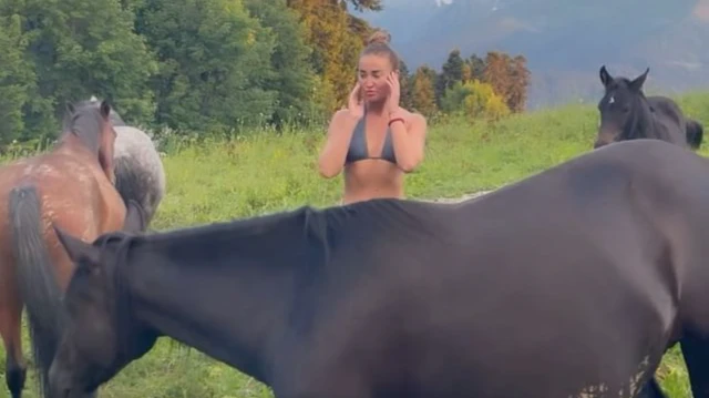 «Уже от безысходности к коням лезет» Ольга Бузова в горах отдыхала в горах в компании жеребцов - видео 