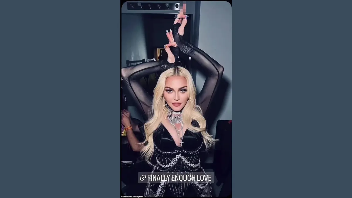 Мадонна делится новыми сексуальными снимками после того, как спросила фанатов, «живы ли они вообще» или они «те, кого церковь убила бы 400 лет назад»