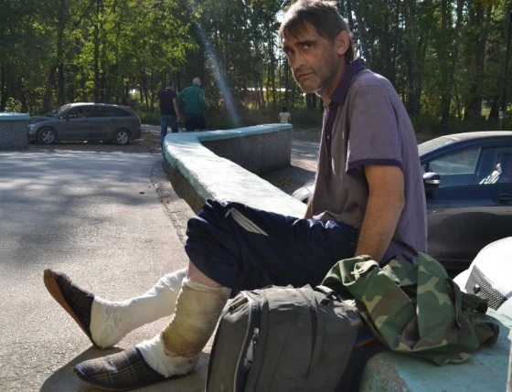 Выписанному из больнице бомжу на костылях некуда идти Выписанному из больнице бомжу на костылях некуда идти