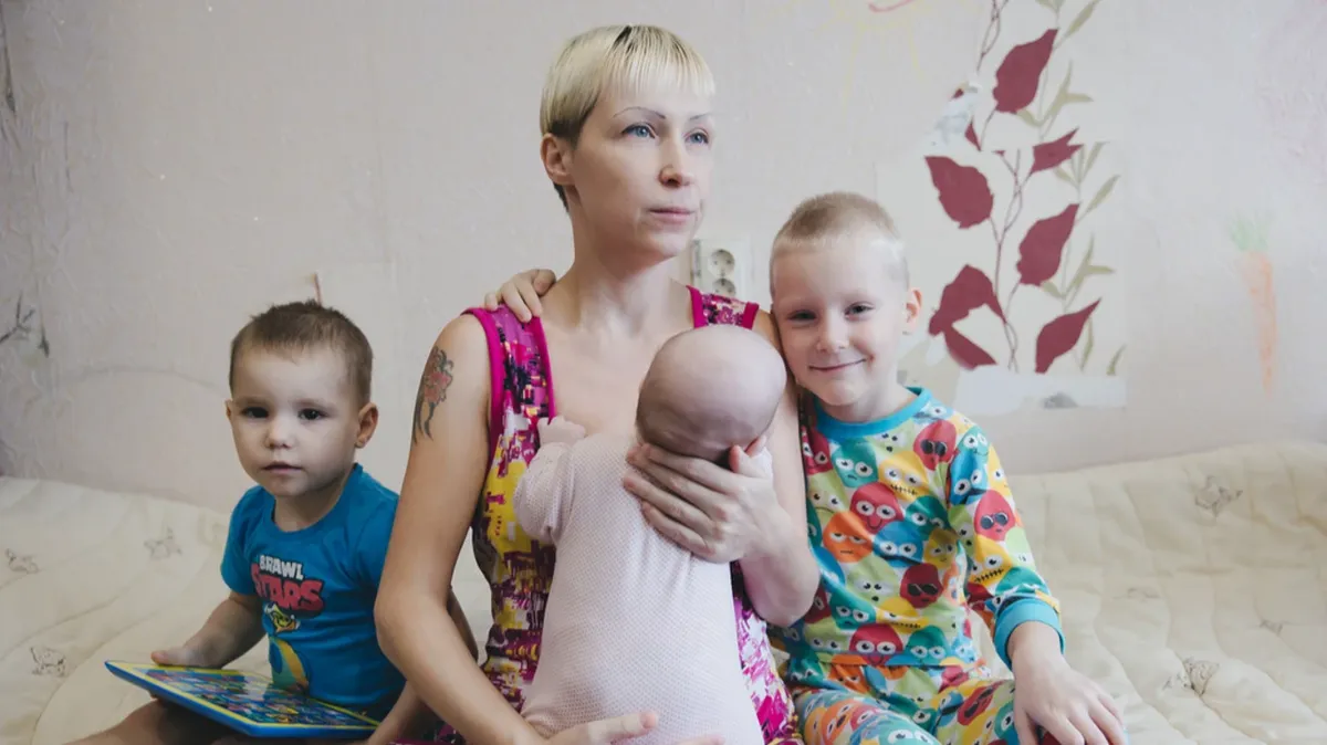 Татьяна и дети. Фото: Дарья Пона, 74.ru