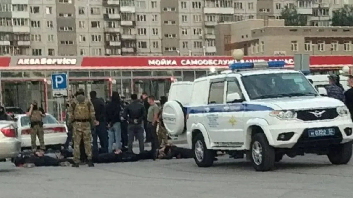 В Новосибирске у ТРЦ «Сибирский Молл» полиция «скрутила» сибиряков из-за начатой ими «стрелки»