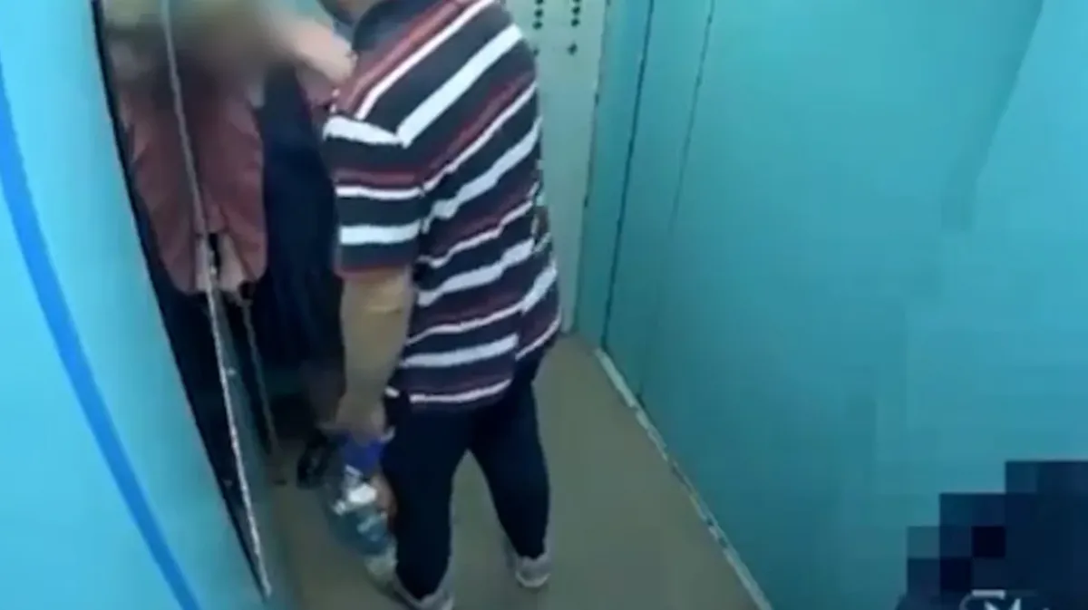 В Тюмени мужчина избил пассажирку лифта и вышвырнул ее из кабины на глазах у ребенка. Инцидент попал на видео