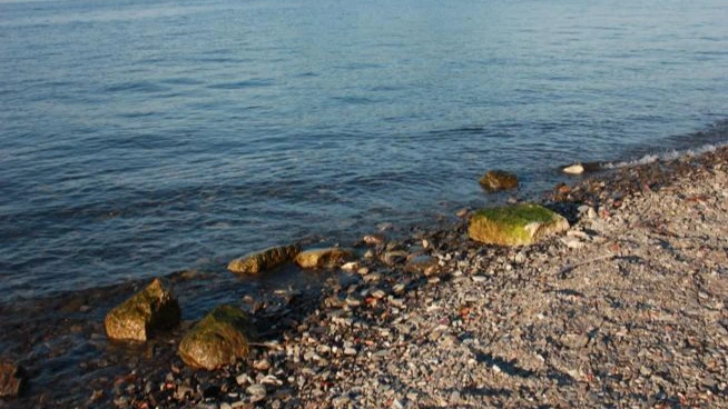 В Италии на пляже озера Стрезы после алкогольной вечерники трое молодых людей и девушка изнасиловали 20-летнюю приятельницу  