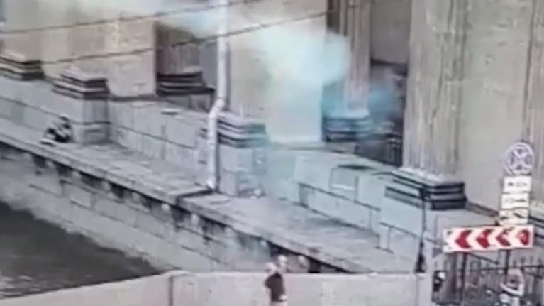 В центре Петербурга мужчина запустил петарду и попал в прохожую. Фото: скрин из видео «подъем»