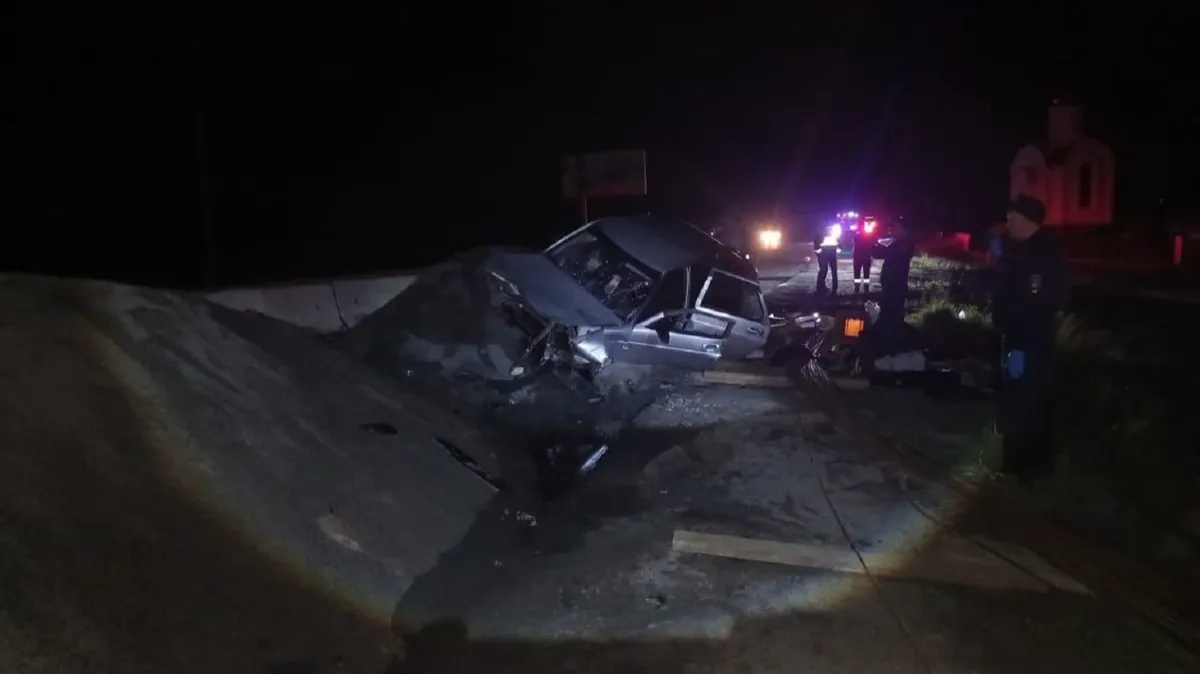 Смертельное ДТП под Новосибирском – 23-летний водитель Lada Priora разбился, влетев в дорожное перекрытие
