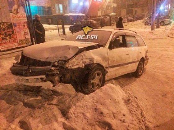 Машина въехала в сугроб