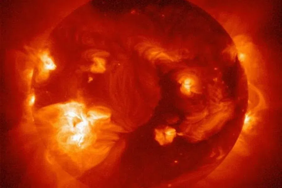 Загадочные вспышки на Солнце, впервые замеченные в 1999 году, идентифицированы как жидкости разной плотности