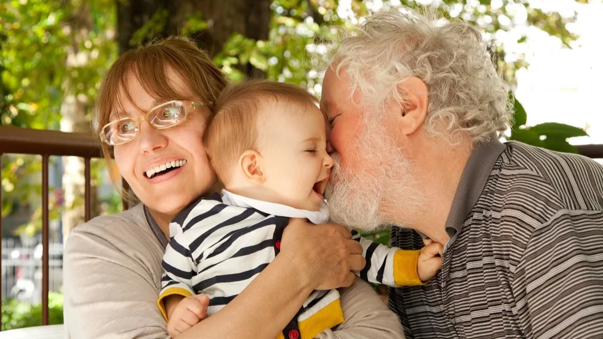 Быть дедушкой и бабушкой - почетная роль. Фото: pxhere.com