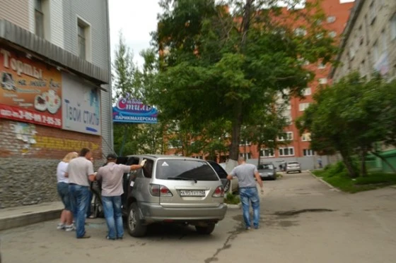 DSC_0281 Машину, в которой ехали наркодилерши остановил спецназ 24 и.ля около 20 30 возле дома №40 на ул. Ленина
