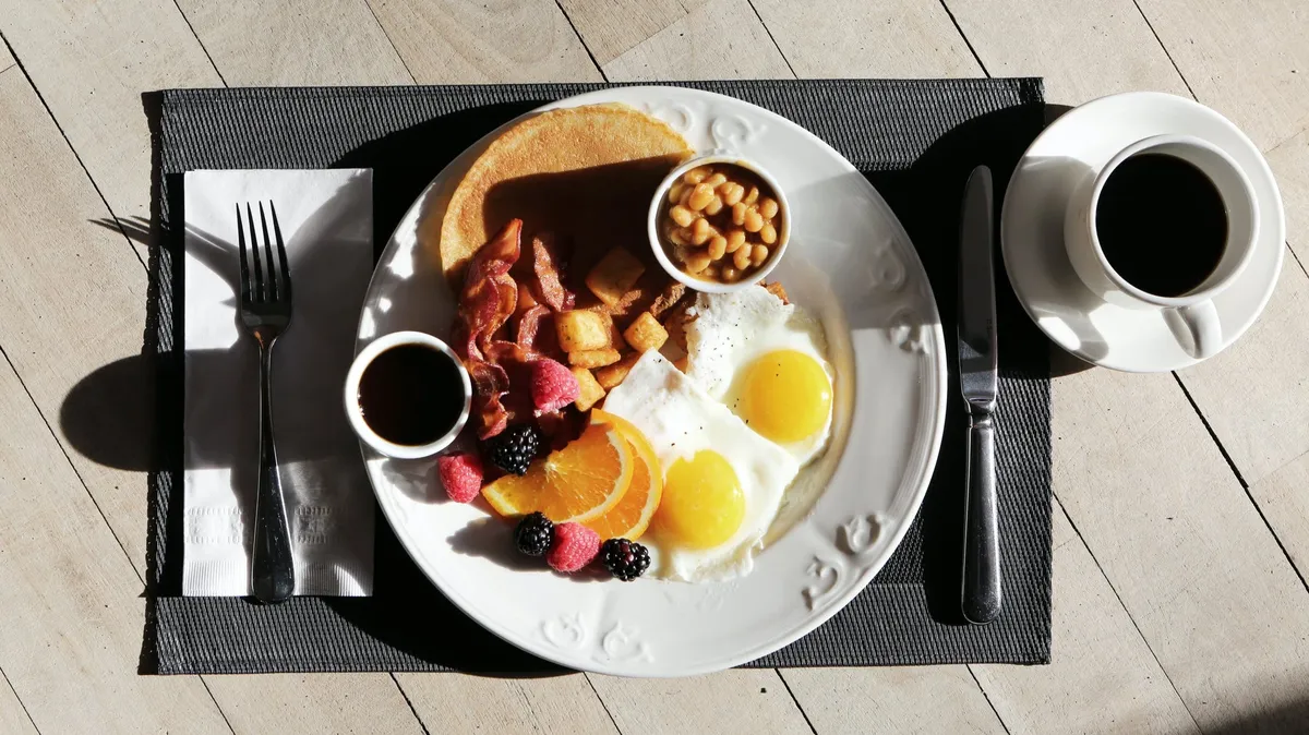 Есть простое изменение, которое люди могут сделать, перенеся свой завтрак с 8 утра на 11 утра. Pexels.com