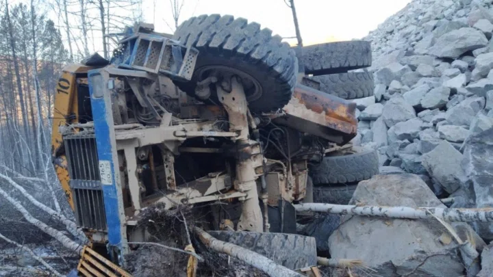 В Забайкалье водитель на «Белазе» погиб, упав в карьер с 60-метровой высоты