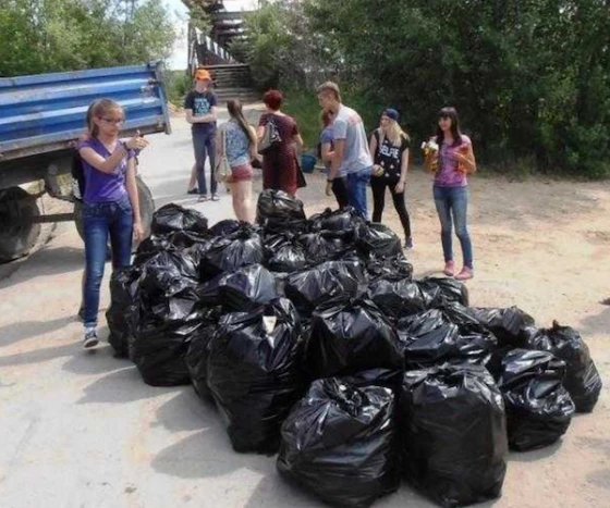 Дети бесплатно убирали берег 