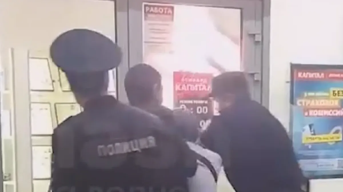 «Он неадекватный» Обнаженный мужчина пытался захватить крымский ломбард – очевидцы вызвали полицию