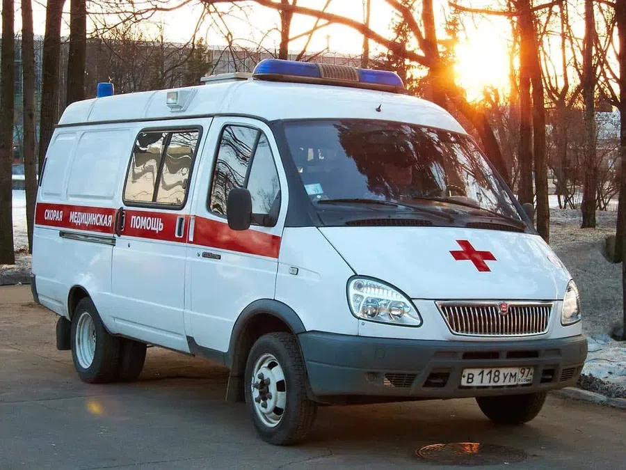 Семиклассница выпала из окна школы на Урале и попала в больницу с разбитой головой