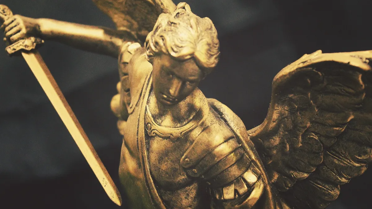 Атрибуты Михаила – меч, крылья и доспехи. Фото: pixabay.com