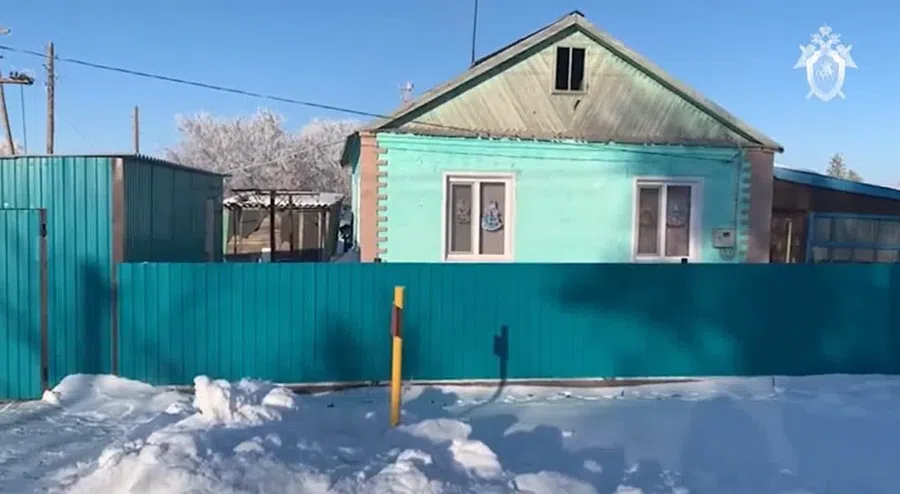 Появилось видео с места убийства семьи их трех человек под Омском: Подростки расправлялись с жертвами по всему дому