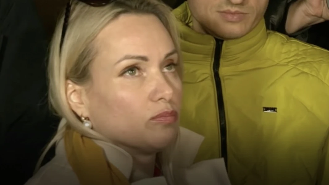Экс-редактор Первого канала Марина Овсянникова не сожалеет, что выбежала в прямом эфире с антивоенным плакатом. Говорит, повторила бы и сейчас
