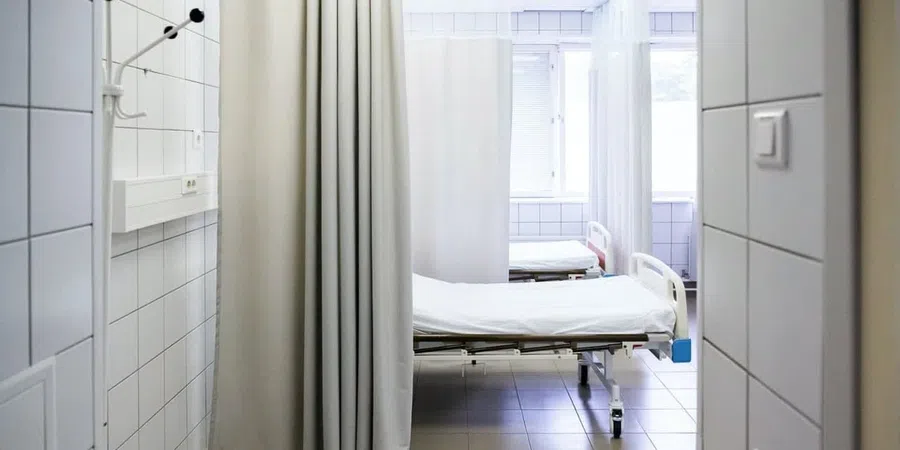 Медики залезли в окно ради спасения запершейся изнутри пациентки с коронавирусом в больнице Ростова