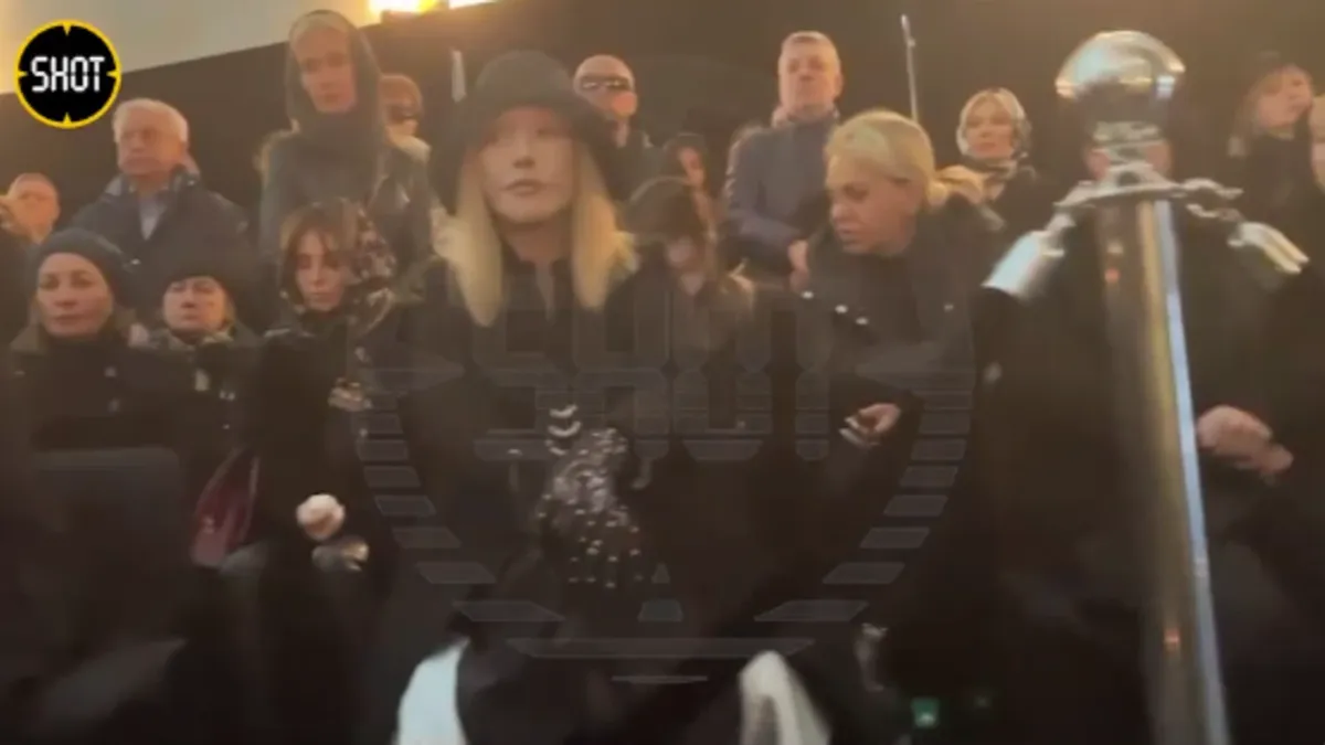 Алла Пугачева была на похоронах Валентина Юдашкина. Фото: скрин из видео SHOT/telegram