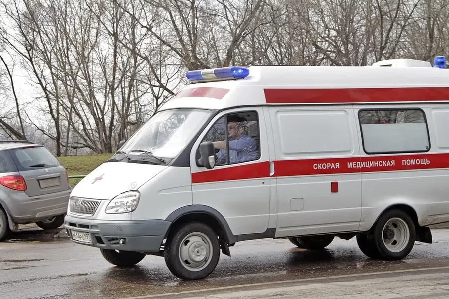Сотрудник скорой помощи в Иркутске попросил мальчика с переломом бедра допрыгать до машины