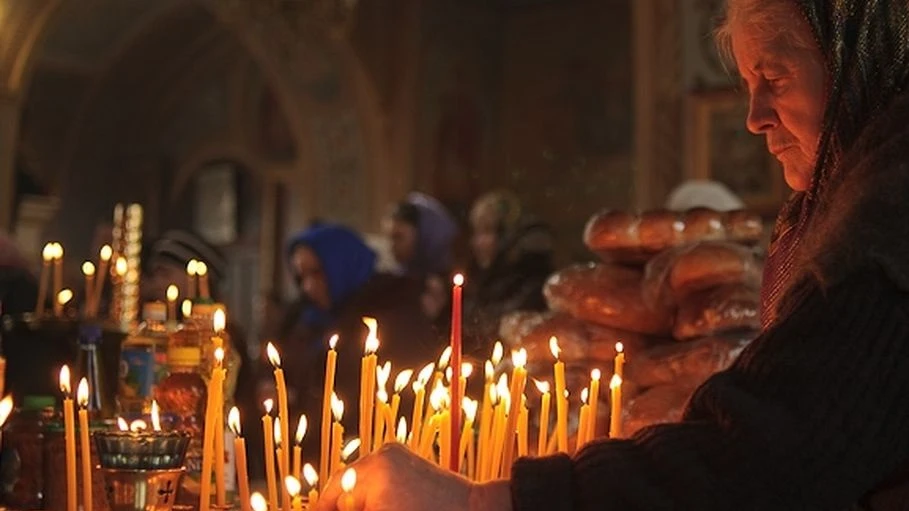 Сегодня ставят свечи за упокой. Фото: Православие.ru