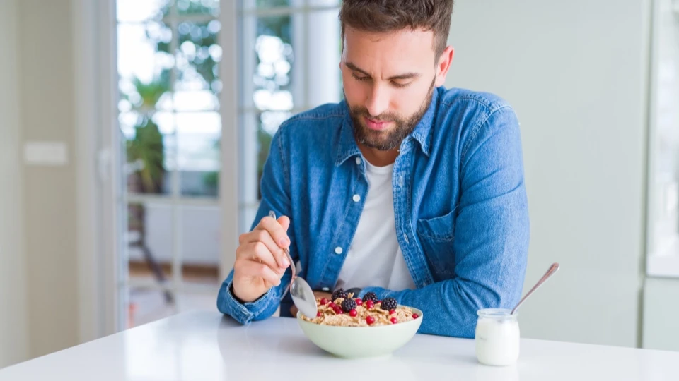 Эксперт по похудению: пропуск приема пищи поможет сбросить лишние килограммы - что нужнее ужин или завтрак?