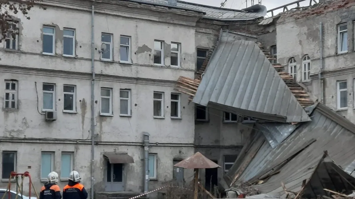Шторм бушует в Новосибирской области: сильный ветер сорвал кровлю общежития – 13 человек экстренно эвакуировали, из них трое детей – фото