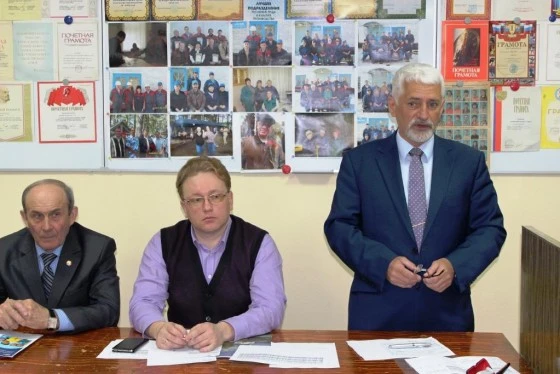 Генеральный директор ОАО _Искитимцемент_ В.П. Скакун выступает перед раб... Генеральный директор ОАО _Искитимцемент_ В.П. Скакун выступает перед раб...