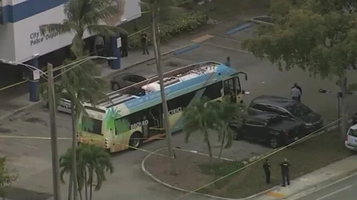 В курортной Флориде неизвестный открыл стрельбу по автобусу: два человека погибли