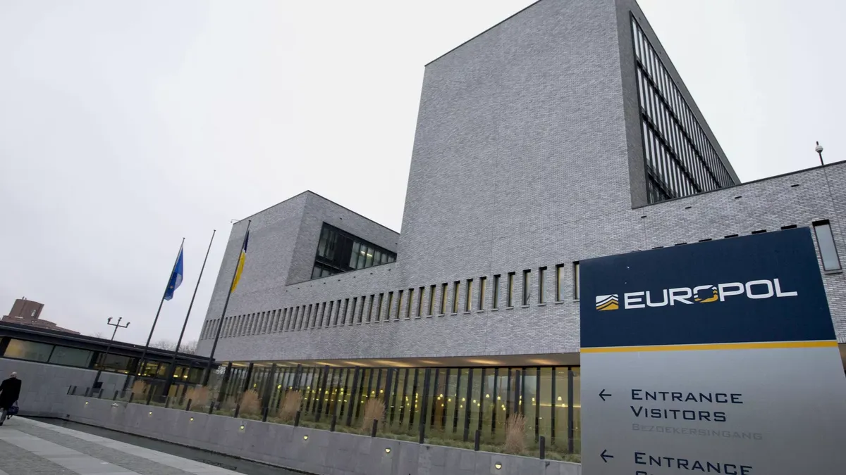 Просвещенная Европа торгует беженцами? Европол вышел на след преступной сети, которая заманивает украинцев «светлым будущим»