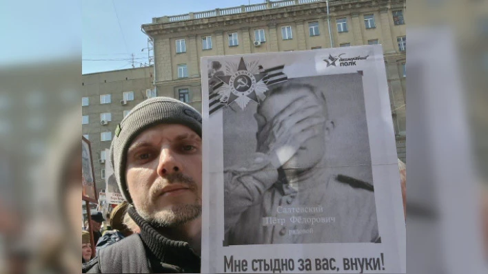 Салтевский явился на Бессмертный полк в Новосибирске с весьма «своеобразным» плакатом. Фото: Соцсети Владимира Салтевского  
