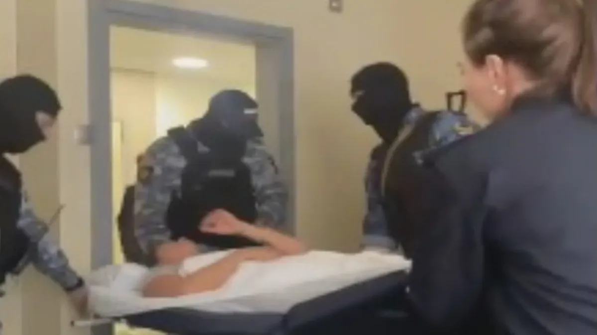 В Новосибирске приставы и спецназ вынесли лежащих пациентов клиники «1+1» на улицу
