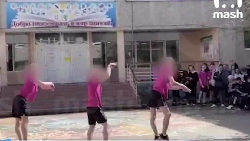 «Только Киркорову можно с мальчиками в латексе на сцене обниматься?» Ученики школы Екатеринбурга показали на празднике танец, похожий на ЛГБТ. Директору грозит увольнение
