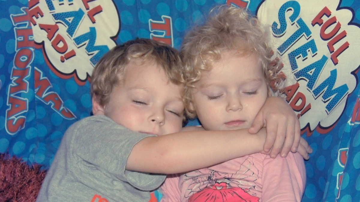 Когда брат и сестра любят друг друга - это прекрасно. Фото: Pxhere.com