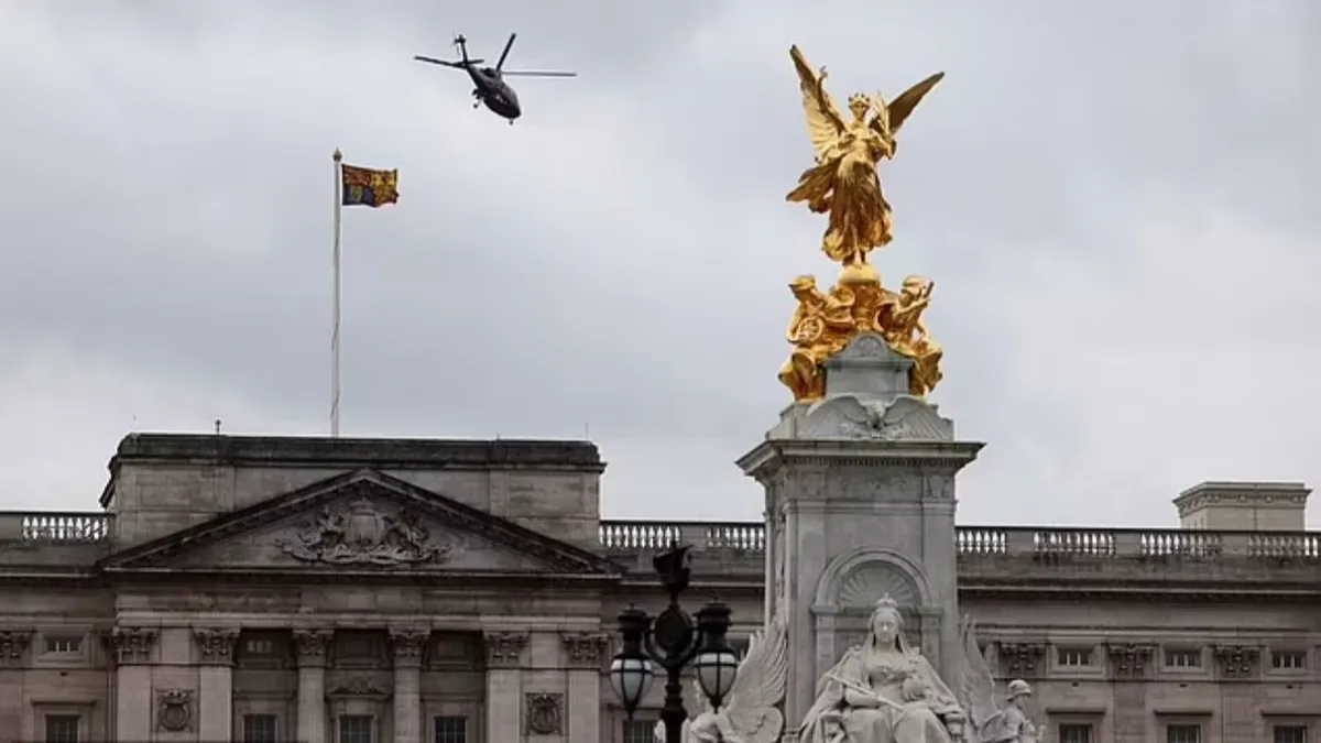 Вертолет приземлился в Букингемском дворце, чтобы доставить Чарльза обратно в Сандрингем. Фото: Getty