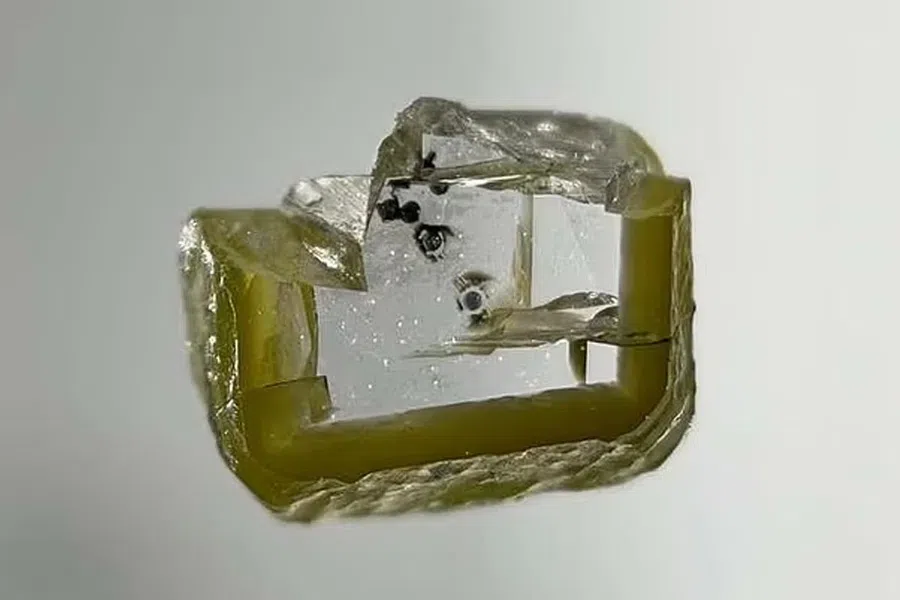 Неуловимый кристалл обнаружен внутри алмаза, поднятого с глубины более 660 км от поверхности Земли