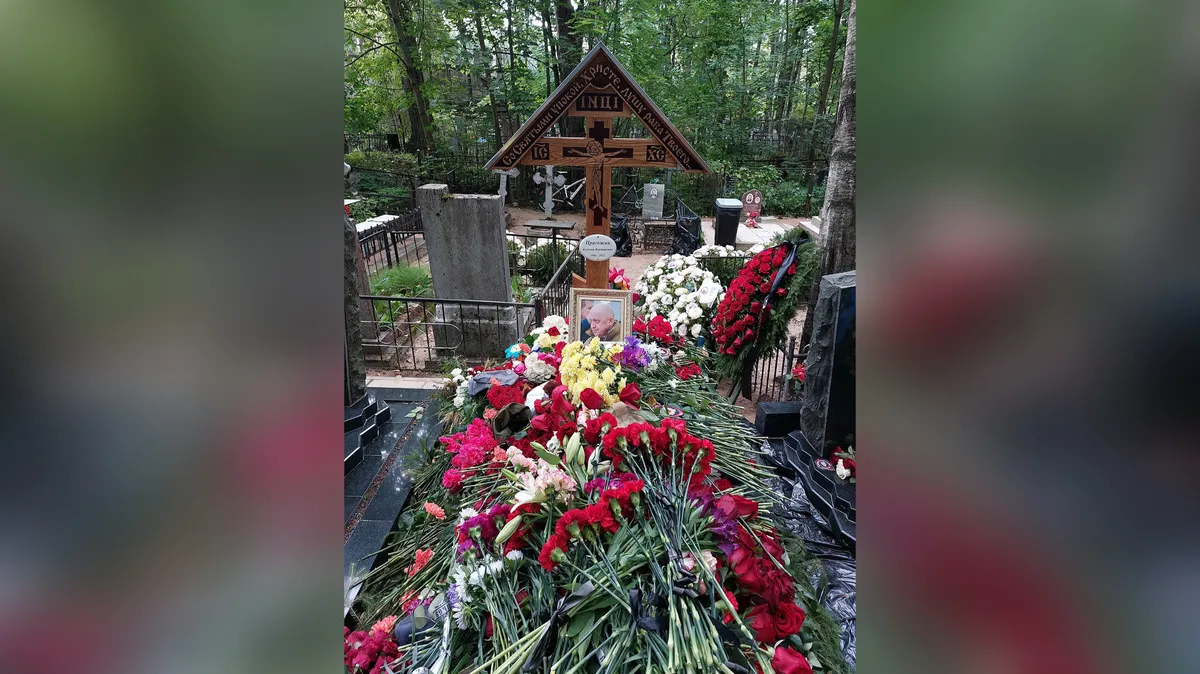 «Его очень любили женщины» Что происходит на могиле главы ЧВК «Вагнер» Евгения Пригожина