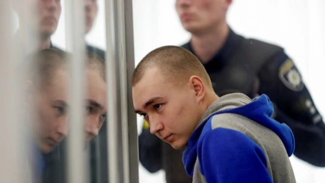 Украинский суд вынес обвинительный приговор российскому контрактнику 21-летнему Владимиру Шишимарину. Фото: телеграмм-канал Baza. 
