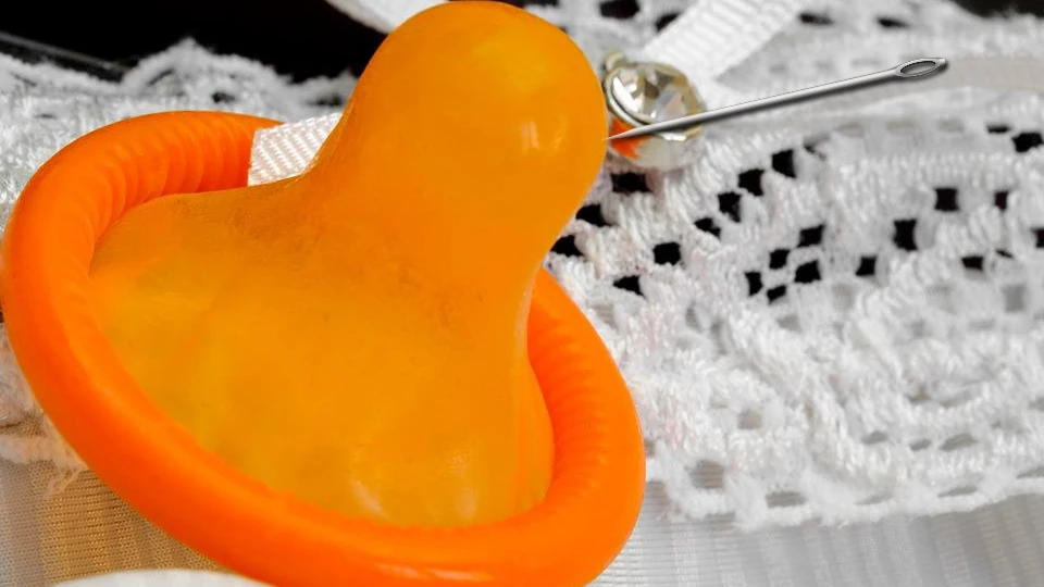 Женщина, которая хотела забеременеть, испортила презервативы своего партнера без его разрешения, чтобы получить его генетический материал. 
Фото: pixabay.com