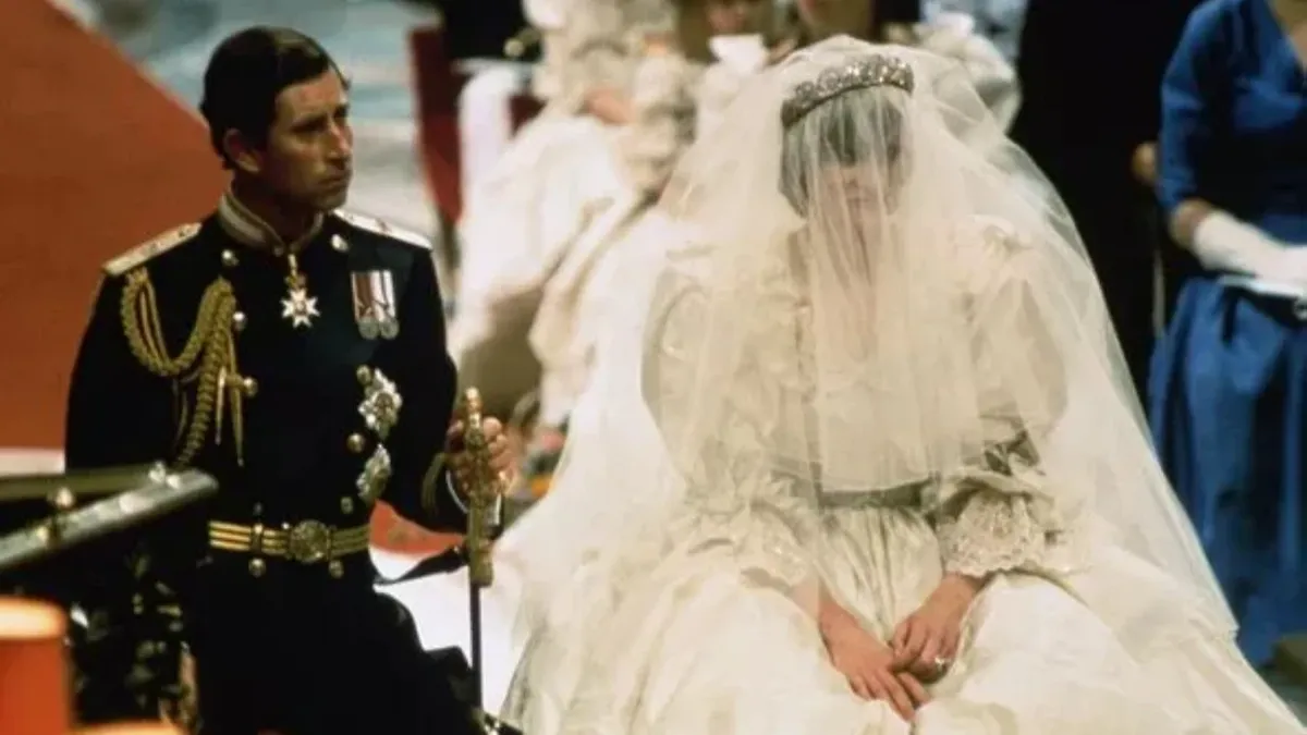 За минуту до венчания принцесса Диана пролила духи Quelques Fleurs на самое видное место на шелковом свадебном платье – знаете, как она его спрятала? 