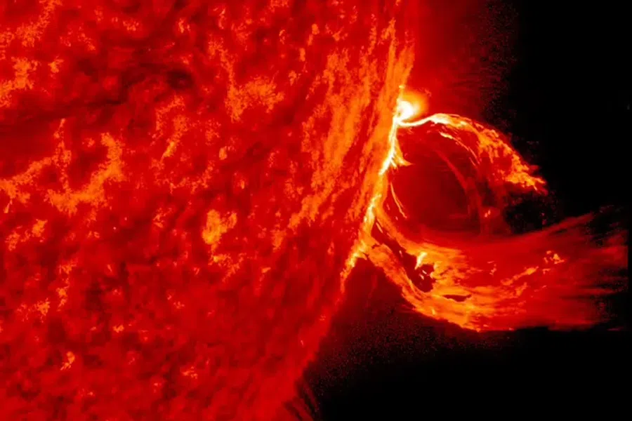 Мощная солнечная вспышка на далекой звезде: гигантский выброс корональной массы может произойти и на нашем Солнце