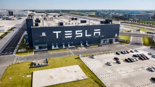Илон Маск назвал новые заводы Tesla гигантскими печами для денег, которые теряют «миллиарды» из-за нарушения поставок