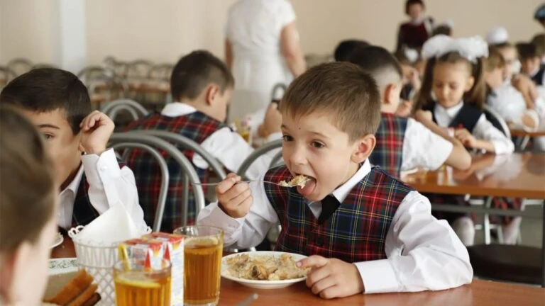 Правительство направит свыше 63 млрд рублей финансирования на бесплатное горячее питание для школьников