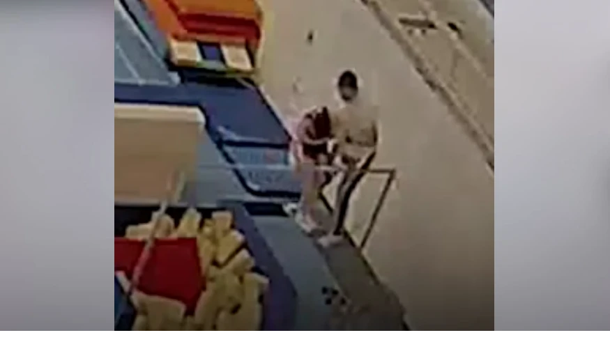 Муж ударил ребенка. Тренер ударил ребенка. Мальчик ударил девочку арматурой. Мужчина пнул ребёнка в Алматы в торговом центре.