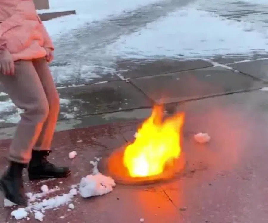 В Димитровграде подростки снегом потушили Вечный огонь, который горел 50 лет